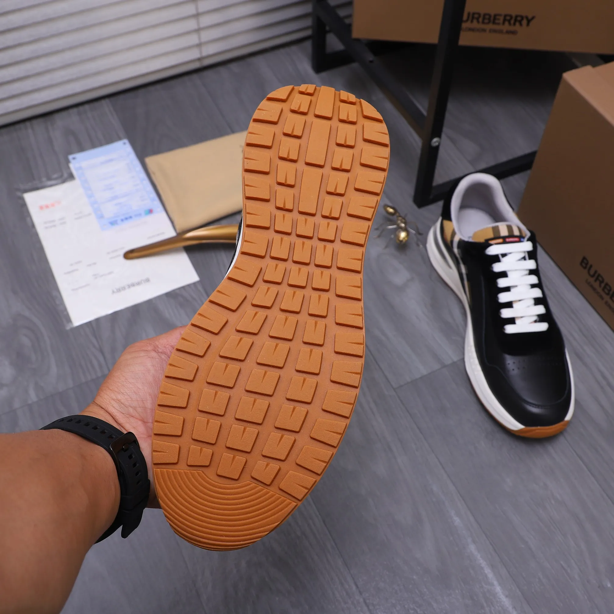 Men's shoes 💰442 Product trademark: Burberry "Burberry" casual shoes Regular size: 38-44 Product material: Selected cowhide stitching upper Breathable mesh lining Rubber outsole
